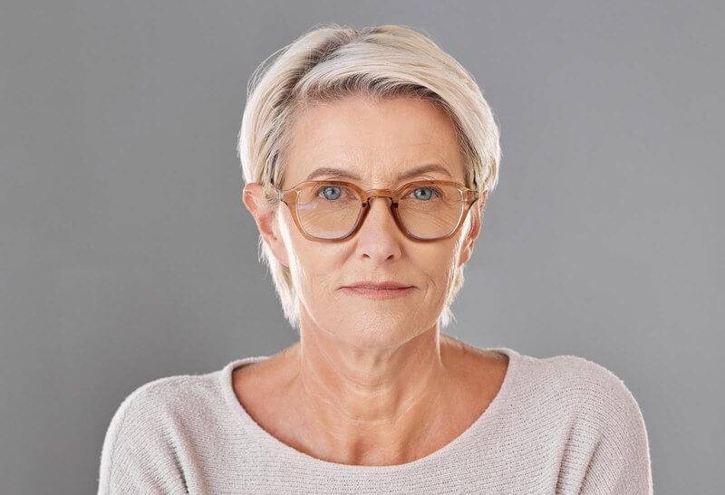 Linsentausch Frankfurt - Frau noch mit Brille vor der Linsenoperation aufgrund Altersweitsichtigkeit